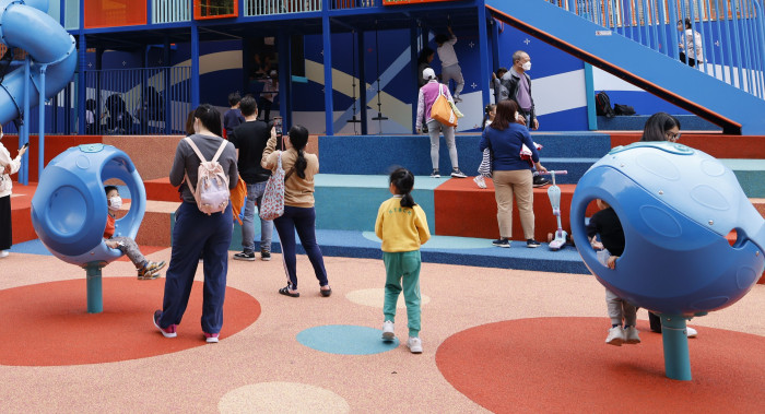 觀塘市中心「自由空間」的臨時兒童遊樂場關閉後，市建局將部分遊樂設施轉贈社區夥伴，繼續為兒童帶來歡樂。